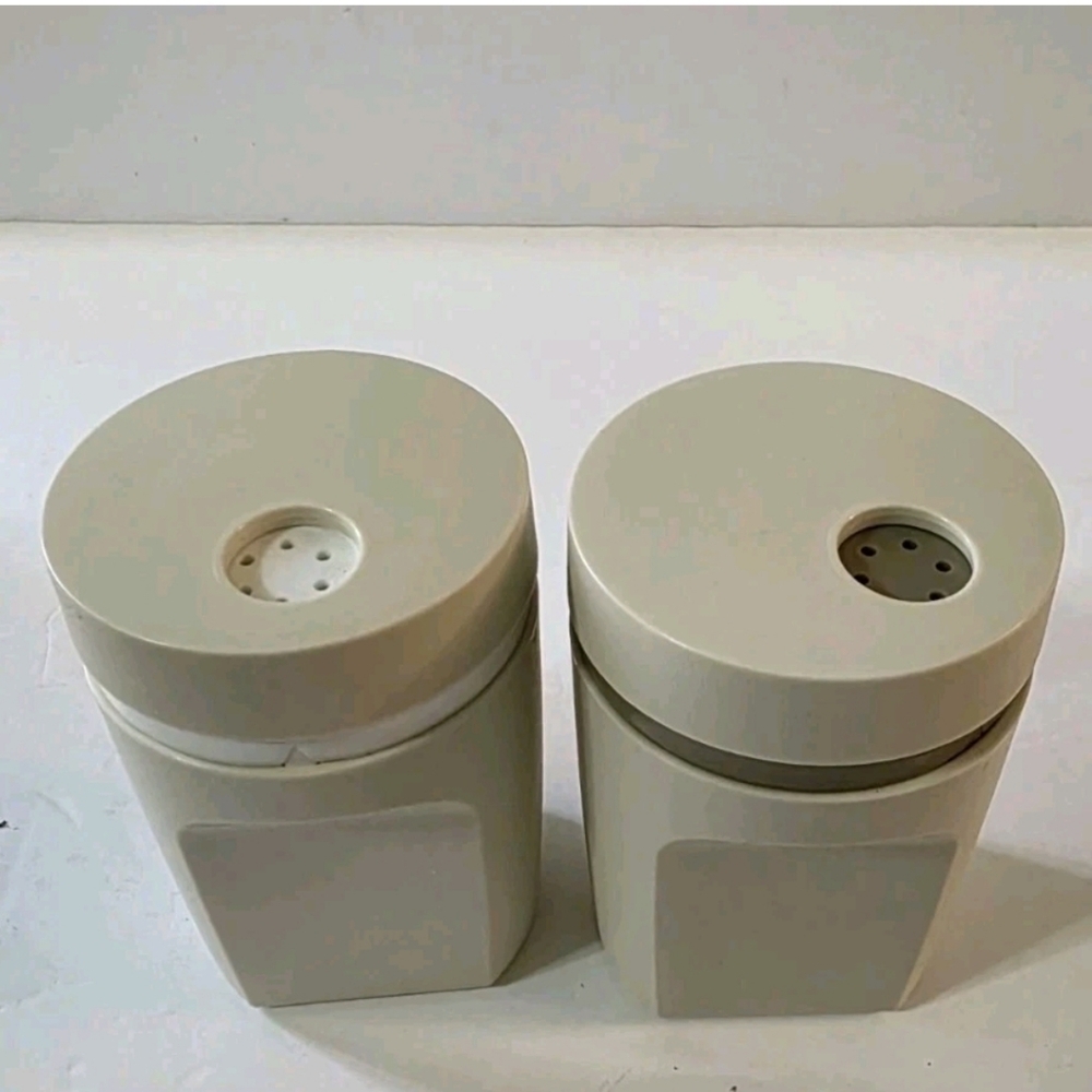 Tupperware 80s Salt Pepper Shaker #1471-2